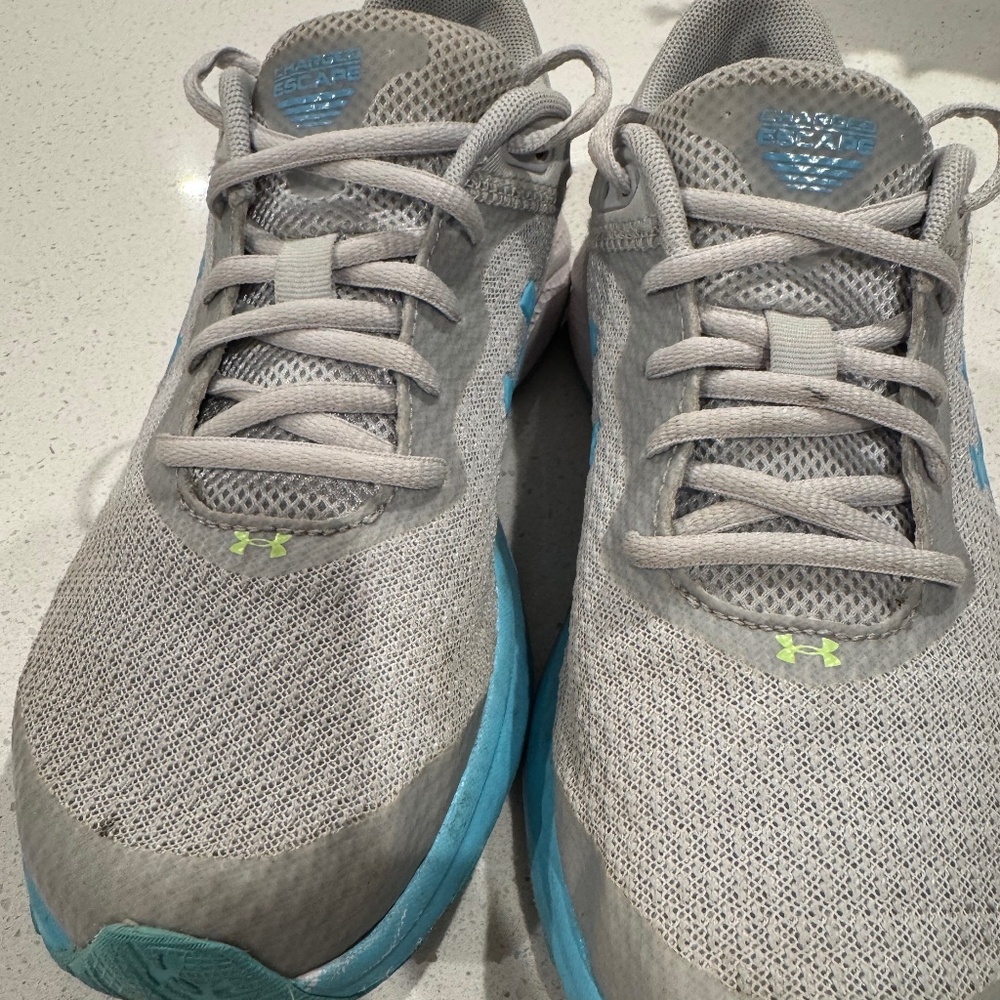 Women’s under Armor tennis shoes
